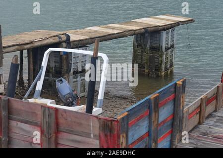 Une jetée de fortune utilisé par les pêcheurs artisanaux dans l'estuaire de la rivière Guadiana, à la frontière entre le Portugal et l'Espagne Banque D'Images