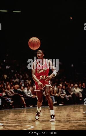 Michael Jordan, Chicago Bull dans un match contre New Jersey Nets en 1985. Banque D'Images