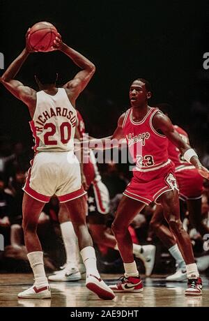 Michael Jordan, Chicago Bull dans un match contre New Jersey Nets en 1985. Banque D'Images