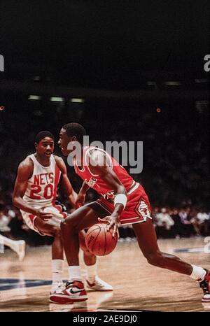 Michael Jordan, Chicago Bull dans un match contre New Jersey Nets en 1985. Banque D'Images