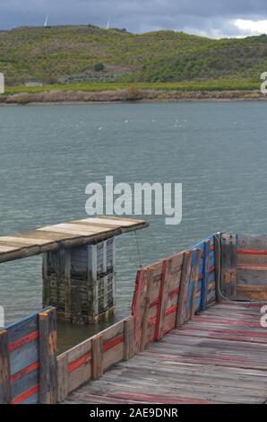 Une jetée de fortune utilisé par les pêcheurs artisanaux dans l'estuaire de la rivière Guadiana, à la frontière entre le Portugal et l'Espagne Banque D'Images