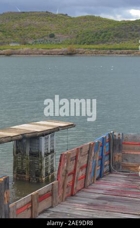 Une jetée de fortune utilisé par les pêcheurs artisanaux dans l'estuaire de la rivière Guadiana, à la frontière entre le Portugal et l'Espagne Banque D'Images