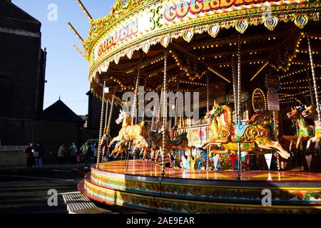 Marché de Noël victorien de Worcester. La ville de Worcester, Worcester, Royaume-Uni, 29/11/2019, , le festif, rendez-vous à l'assemblée autour de Chris victorienne Banque D'Images