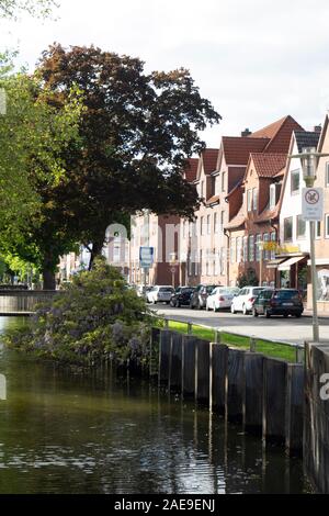 Canal longeant la rue Am Feth à Glückstadt Schleswig-Holstein Allemagne Banque D'Images