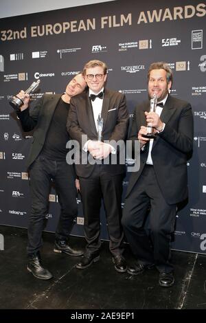 Berlin, Allemagne. Décembre 7th, 2019. 32e cérémonie des European Film Awards de l'Haus der Berliner Festspiele de Berlin, Allemagne. Sur la photo : Film Directors (L-R) Tom Tykwer , Henk Handloegten , Achim von Borries avec l'ACQUIS EUROPÉEN EN SÉRIE FICTION AWARD pour 'Babylon Berlin' © Piotr Zajac/Alamy Live News Banque D'Images