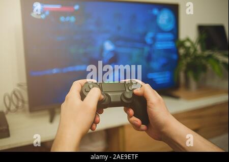 Guy détient gamepad et console de jeux Banque D'Images