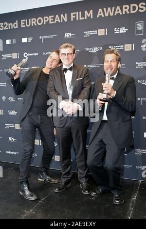 Berlin, Allemagne. Décembre 7th, 2019. 32e cérémonie des European Film Awards de l'Haus der Berliner Festspiele de Berlin, Allemagne. Sur la photo : Film Directors (L-R) Tom Tykwer , Henk Handloegten , Achim von Borries avec l'ACQUIS EUROPÉEN EN SÉRIE FICTION AWARD pour 'Babylon Berlin' © Piotr Zajac/Alamy Live News Banque D'Images