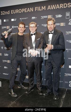 Berlin, Allemagne. Décembre 7th, 2019. 32e cérémonie des European Film Awards de l'Haus der Berliner Festspiele de Berlin, Allemagne. Sur la photo : Film Directors (L-R) Tom Tykwer , Henk Handloegten , Achim von Borries avec l'ACQUIS EUROPÉEN EN SÉRIE FICTION AWARD pour 'Babylon Berlin' © Piotr Zajac/Alamy Live News Banque D'Images