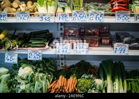 Produits frais réfrigérés en vente à la boutique de fruits - épicerie verte indépendante familiale dans le Berkshire rural, Angleterre Banque D'Images