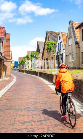 Vélo cycliste de tourisme sur la route de randonnée à vélo de l'Elbe à travers la ville de Neuhaus an der Oste Cuxhaven Basse-Saxe Allemagne. Banque D'Images