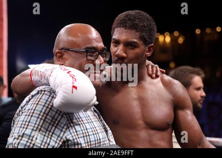 Anthony Joshua avec son père Robert Joshua après récupération de l'IBF, WBA, WBO & IBO World Heavyweight Championship belts de Andy Ruiz (non représenté) à l'Arène de Diriyah, Diriyah, l'Arabie Saoudite. Banque D'Images