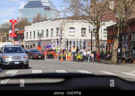 Portland, Oregon / USA - Circa 2019 : les personnes se tenant dans la ligne en face de la beignerie vaudou dans le centre-ville de Portland en Oregon. Banque D'Images