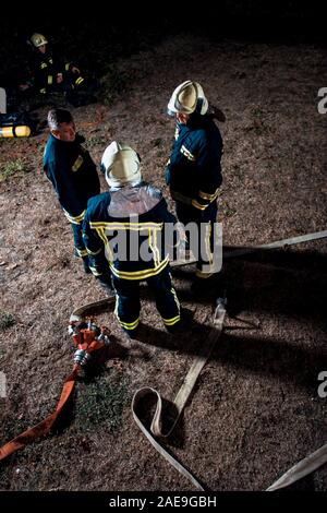 Les pompiers équipés d'équipements de protection se préparer pour l'action Banque D'Images