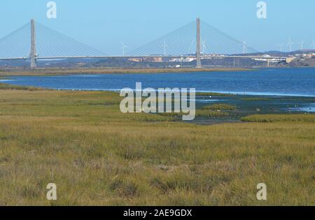 L'estuaire de la rivière Guadiana à la frontière entre le Portugal et l'Espagne Banque D'Images