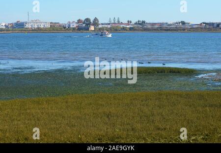 L'estuaire de la rivière Guadiana à la frontière entre le Portugal et l'Espagne Banque D'Images