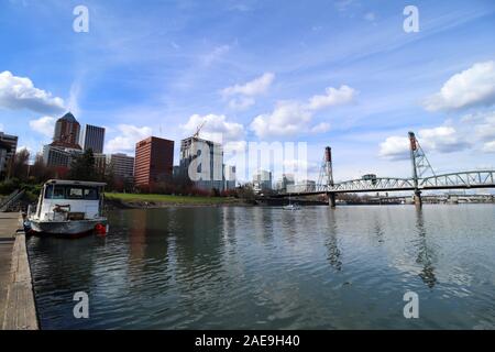 Portland, Oregon / USA - Circa 2019 : Portland Oregon skyline vu à partir d'un quai sur la rivière Willamette. Banque D'Images