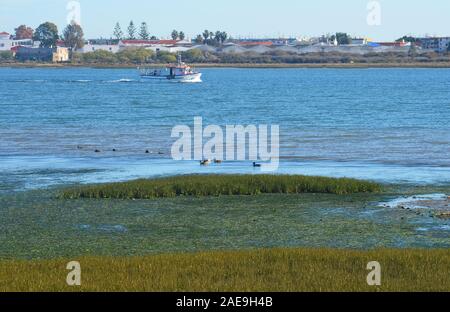 L'estuaire de la rivière Guadiana à la frontière entre le Portugal et l'Espagne Banque D'Images