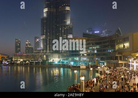 Dubaï, Émirats arabes unis - 27 décembre 2017 : groupe de personnes sur la promenade en face du lac de Burj Khalifa à Dubaï Banque D'Images
