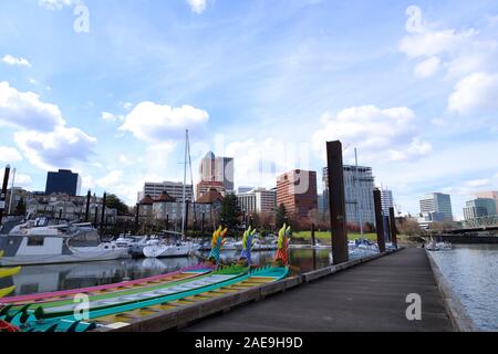 Portland, Oregon / USA - Circa 2019 : Marina le long de la rivière Willamette dans le centre-ville de Portland, Oregon. Banque D'Images