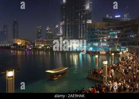 Dubaï, Émirats arabes unis - 27 décembre 2017 : groupe de personnes sur la promenade en face du lac de Burj Khalifa à Dubaï Banque D'Images