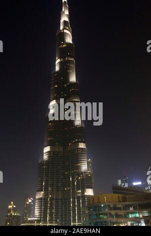 Dubaï, Émirats arabes unis - 25 décembre 2017 : vue de la nuit de gratte-ciel Burj Khalifa à Dubaï Banque D'Images