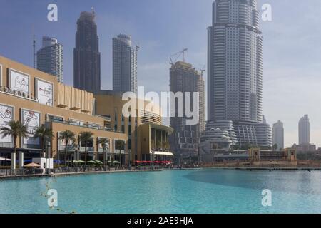 Dubaï, Émirats arabes unis - le 26 décembre 2017 : la vue quotidienne de Burj Khalifa lake avec Dubaï gratte-ciel en arrière-plan Banque D'Images