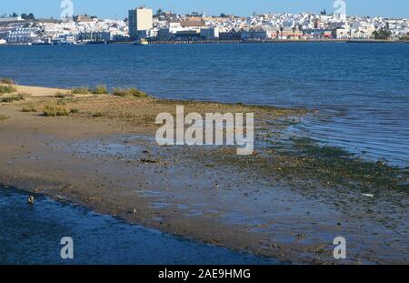 L'estuaire de la rivière Guadiana à la frontière entre le Portugal et l'Espagne Banque D'Images