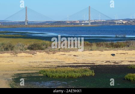 L'estuaire de la rivière Guadiana à la frontière entre le Portugal et l'Espagne Banque D'Images