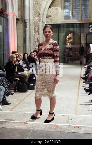 Londres, Royaume-Uni. 07Th Dec, 2019. Preby Londres Automne Hiver 2020 défilé à la nef, St Ethelburga's, Bishopsgate. Preby Londres défilé à St Ethelburga's Church qui a été restauré depuis une bombe a détruit une grande partie de l'IRA en 1993. La piste d'exposition comportait une soirée l'usure. Crédit : Peter Hogan/Alamy Live News Banque D'Images