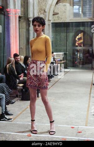 Londres, Royaume-Uni. 07Th Dec, 2019. Preby Londres Automne Hiver 2020 défilé à la nef, St Ethelburga's, Bishopsgate. Preby Londres défilé à St Ethelburga's Church qui a été restauré depuis une bombe a détruit une grande partie de l'IRA en 1993. La piste d'exposition comportait une soirée l'usure. Crédit : Peter Hogan/Alamy Live News Banque D'Images