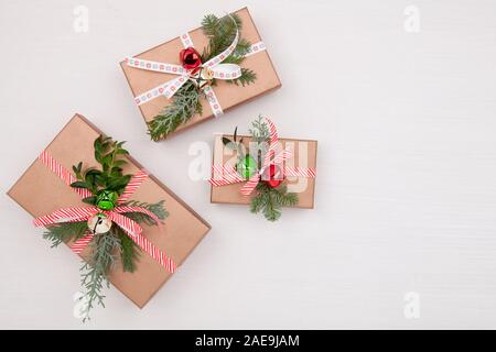 Cadeaux de Noël sapin décoré les branches d'arbres et des cloches sur fond blanc Banque D'Images