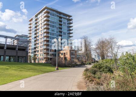 Quartier du front de mer du sud à Portland, Oregon sur une belle journée. Banque D'Images