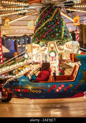 Strasbourg, France - Dec 20, 2016 : voiture futuriste pour enfants magic conduite au merry-go-round carrousel dans le centre de place Broglie pendant le marché de Noël annuel Banque D'Images