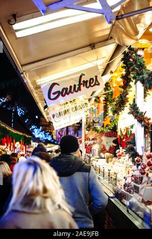 Strasbourg, France - Dec 20, 2016 : le français traditionnel Marche de Noel Marché de Noël chalets avec stand gaufres et vente de jus de pomme chaud Banque D'Images