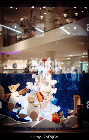 Strasbourg, France - Dec 20, 2016 : décorations de Noël dans la boutique de mode boutique Hermes pendant les congés annuels de la saison du marché de Noël Banque D'Images