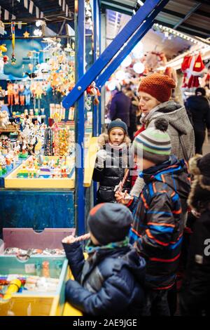 Strasbourg, France - Dec 20, 2016 : les gens à la découverte de la célèbre Marche de Noel annuel Marché de Noël et des jouets pour enfants admirant chalets à bonbons Banque D'Images