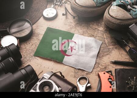 Drapeau de l'Algérie entre Accessoires de voyage sur la carte Old Vintage. Destination touristique Concept. Banque D'Images