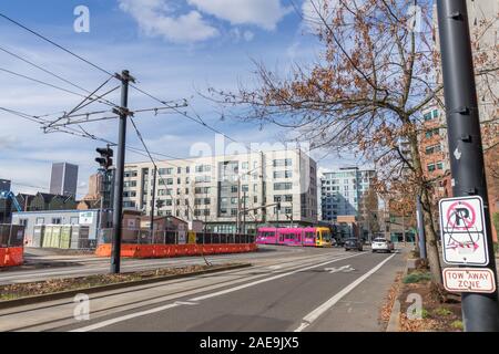 Portland, Oregon / USA - Circa 2019 : La rue voiture et autres voitures roulant sur une rue typique de centre-ville de Portland, en Oregon, au printemps. Banque D'Images