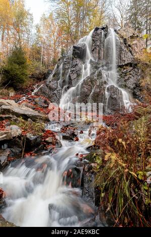 Belle cascade paysage dans les montagnes du Harz Banque D'Images