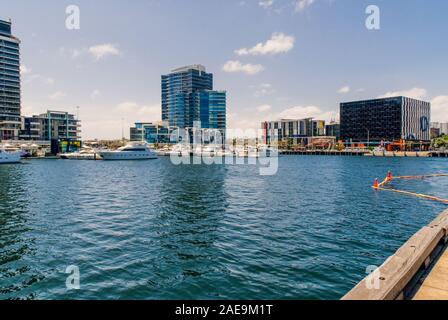 Melbourne, Australie - Novembre 16, 2009 : l'eau bleue de la rivière Yarra docklands port avec les yachts et les immeubles de grande hauteur le long de l'esplanade sous bl Banque D'Images