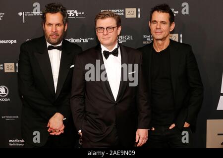 Berlin, Allemagne. Décembre 7th, 2019. 32e cérémonie des European Film Awards de l'Haus der Berliner Festspiele de Berlin, Allemagne. Sur la photo : Film Directors (L-R) Achim von Borries, Henk Handloegten, Tom Tykwer © Piotr Zajac/Alamy Live News Banque D'Images