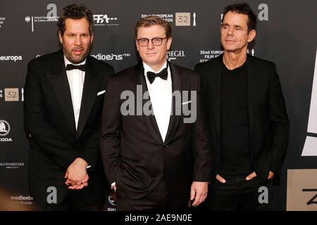 Berlin, Allemagne. Décembre 7th, 2019. 32e cérémonie des European Film Awards de l'Haus der Berliner Festspiele de Berlin, Allemagne. Sur la photo : Film Directors (L-R) Achim von Borries, Henk Handloegten, Tom Tykwer © Piotr Zajac/Alamy Live News Banque D'Images