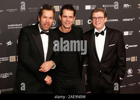 Berlin, Allemagne. Décembre 7th, 2019. 32e cérémonie des European Film Awards de l'Haus der Berliner Festspiele de Berlin, Allemagne. Sur la photo : Film Directors (L-R) Achim von Borries, Tom Tykwer, Henk Handloegten © Piotr Zajac/Alamy Live News Banque D'Images