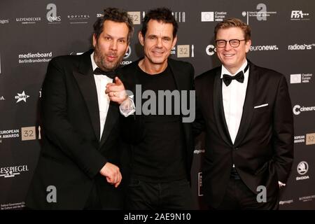 Berlin, Allemagne. Décembre 7th, 2019. 32e cérémonie des European Film Awards de l'Haus der Berliner Festspiele de Berlin, Allemagne. Sur la photo : Film Directors (L-R) Achim von Borries, Tom Tykwer, Henk Handloegten © Piotr Zajac/Alamy Live News Banque D'Images