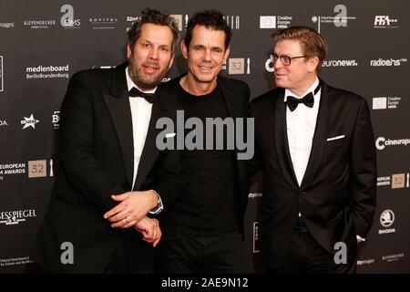 Berlin, Allemagne. Décembre 7th, 2019. 32e cérémonie des European Film Awards de l'Haus der Berliner Festspiele de Berlin, Allemagne. Sur la photo : Film Directors (L-R) Achim von Borries, Tom Tykwer, Henk Handloegten © Piotr Zajac/Alamy Live News Banque D'Images