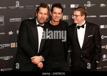 Berlin, Allemagne. Décembre 7th, 2019. 32e cérémonie des European Film Awards de l'Haus der Berliner Festspiele de Berlin, Allemagne. Sur la photo : Film Directors (L-R) Achim von Borries, Tom Tykwer, Henk Handloegten © Piotr Zajac/Alamy Live News Banque D'Images