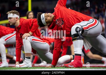 Indianapolis, Indiana, USA. 7 Décembre, 2019. 07 décembre 2019 - Indianapolis, Indiana, États-Unis - Justin les champs (1) de l'Ohio State Buckeyes se réchauffe avant le grand match de championnat 10 entre le Wisconsin Badgers et l'Ohio State Buckeyes le 7 décembre 2019 au Lucas Oil Stadium, Indianapolis, Indiana. Crédit : Adam Lacy/ZUMA/Alamy Fil Live News Banque D'Images