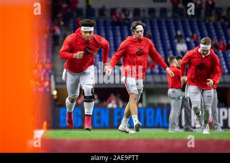 Indianapolis, Indiana, USA. 7 Décembre, 2019. 07 décembre 2019 - Indianapolis, Indiana, États-Unis - Justin les champs (1) de l'Ohio State Buckeyes se réchauffe avant le grand match de championnat 10 entre le Wisconsin Badgers et l'Ohio State Buckeyes le 7 décembre 2019 au Lucas Oil Stadium, Indianapolis, Indiana. Crédit : Adam Lacy/ZUMA/Alamy Fil Live News Banque D'Images