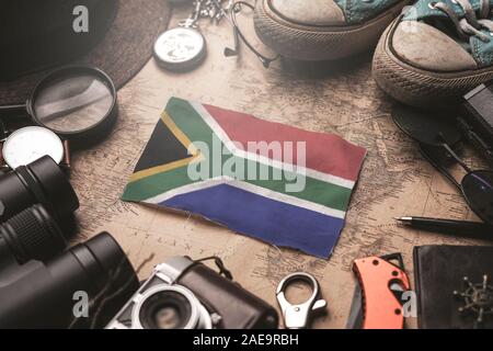 Drapeau de l'Afrique du Sud entre les accessoires sur Old Vintage Carte. Destination touristique Concept. Banque D'Images