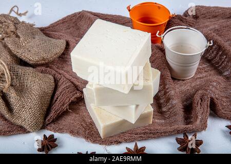 Savon artisanal naturel. Beaux savons fabriqués à partir de lait de chèvre. Banque D'Images